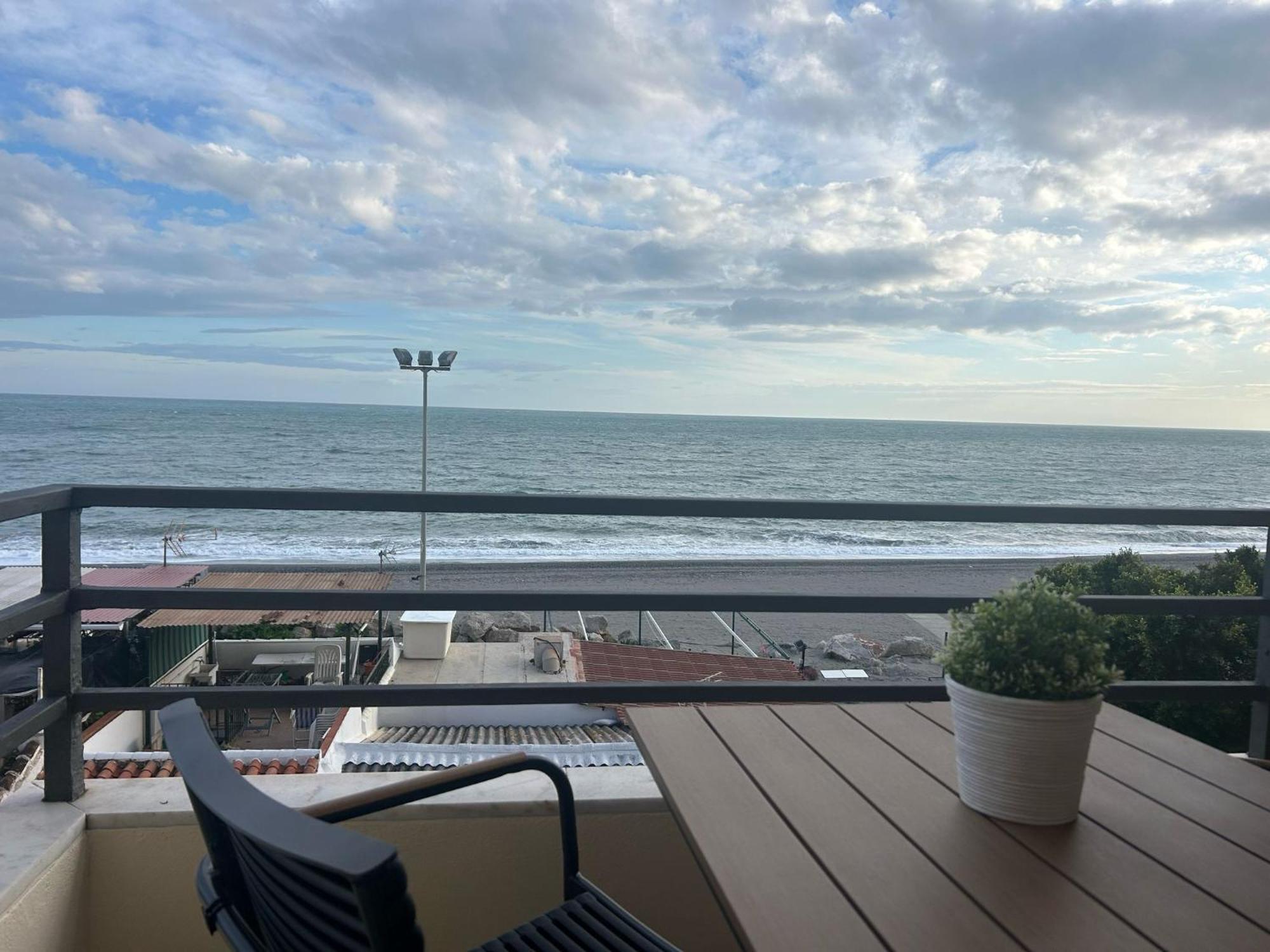 Maravilloso Apartamento En Primera Linea De Playa Con Vistas Al Mar En Caleta De Velez 2 D Ngoại thất bức ảnh