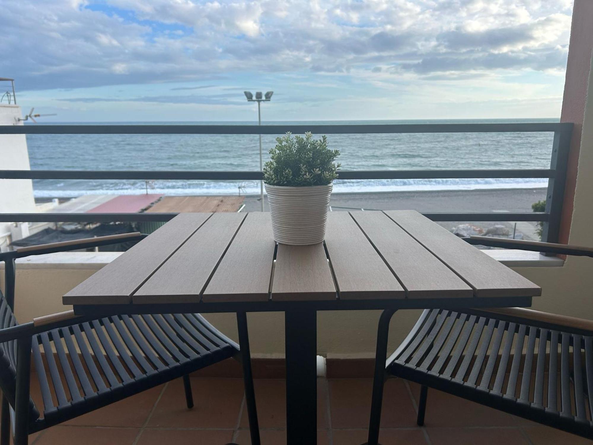 Maravilloso Apartamento En Primera Linea De Playa Con Vistas Al Mar En Caleta De Velez 2 D Ngoại thất bức ảnh